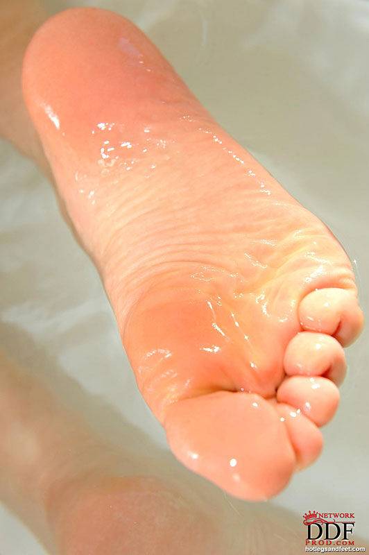 Curvy babe Tina Kay exposing her beautiful feet and pussy in the bath - #5