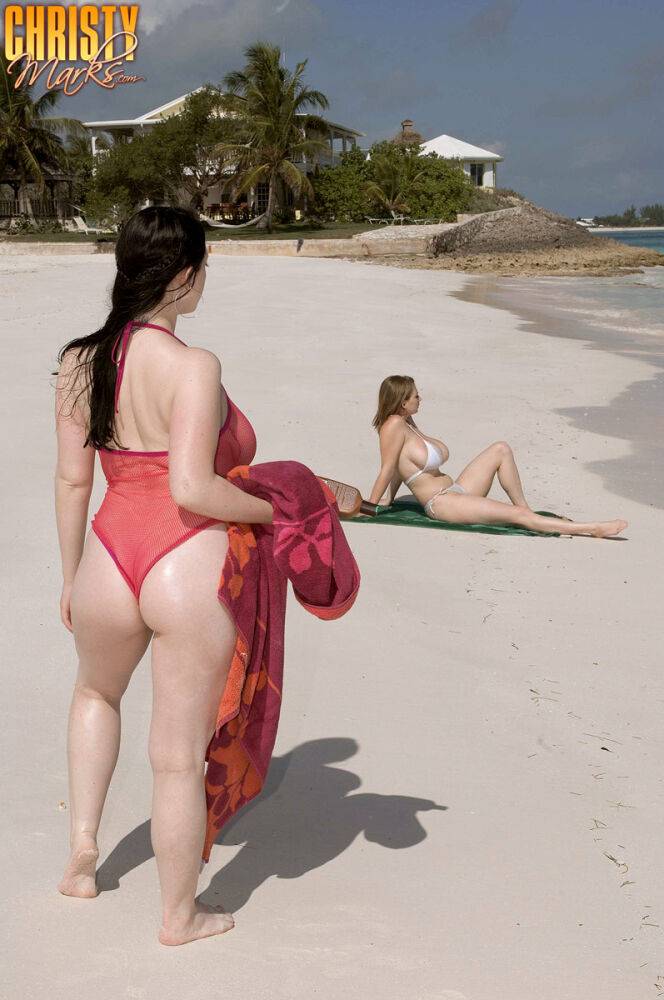 Two natural busty women meet to have sizzling lesbian sex on the beach - #6