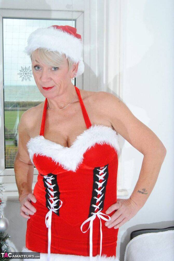 Old amateur Shazzy B frees her tits and twat from Christmas clothing - #3