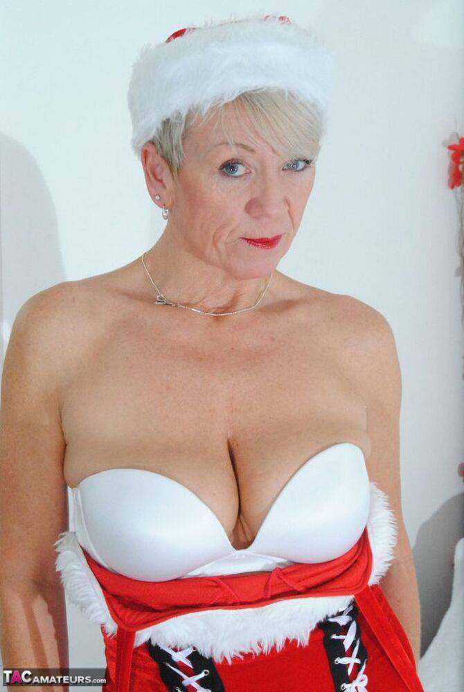 Old amateur Shazzy B frees her tits and twat from Christmas clothing - #5