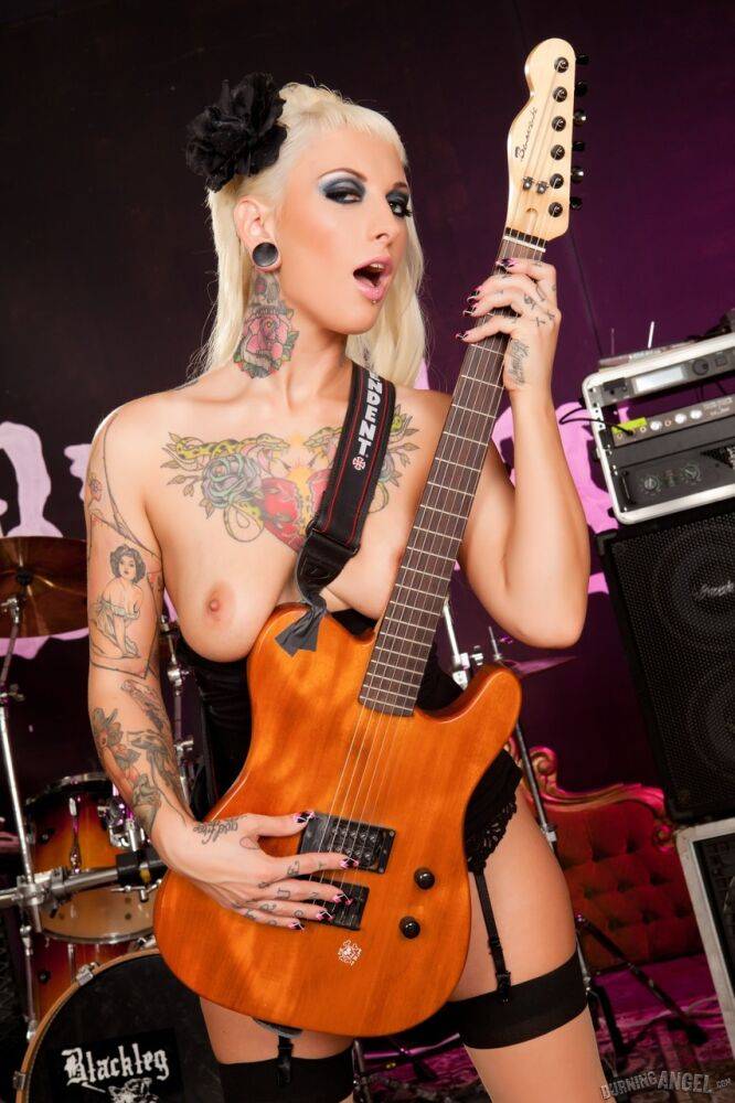 Tattooed blonde Jessie Lee fingers her pussy after wielding a guitar - #8