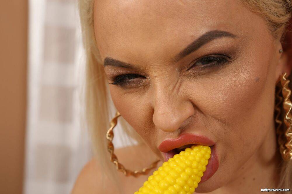 Inked blonde Louise Lee masturbates with a corncob inspired vibrator - #7