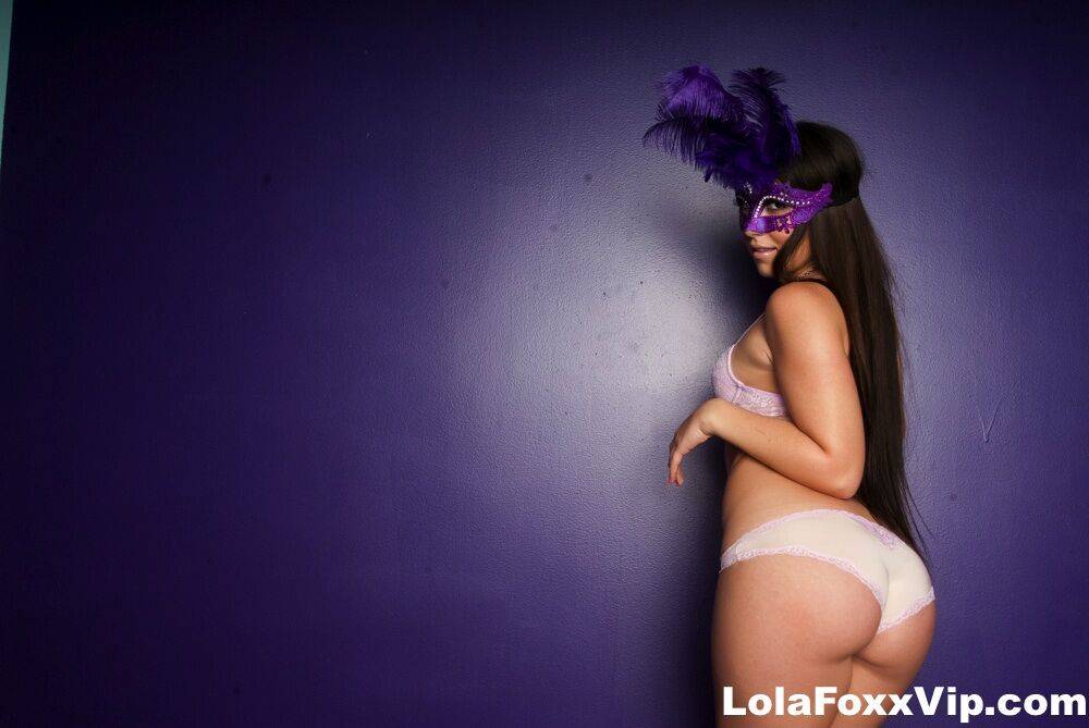 Solo model Lola Foxx removes her masquerade mask and lingerie for nude poses - #9