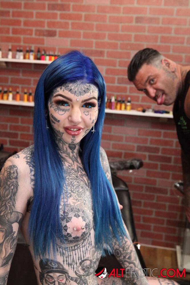 Heavily tattooed girl Amber Luke poses naked in a tattoo shop - #6