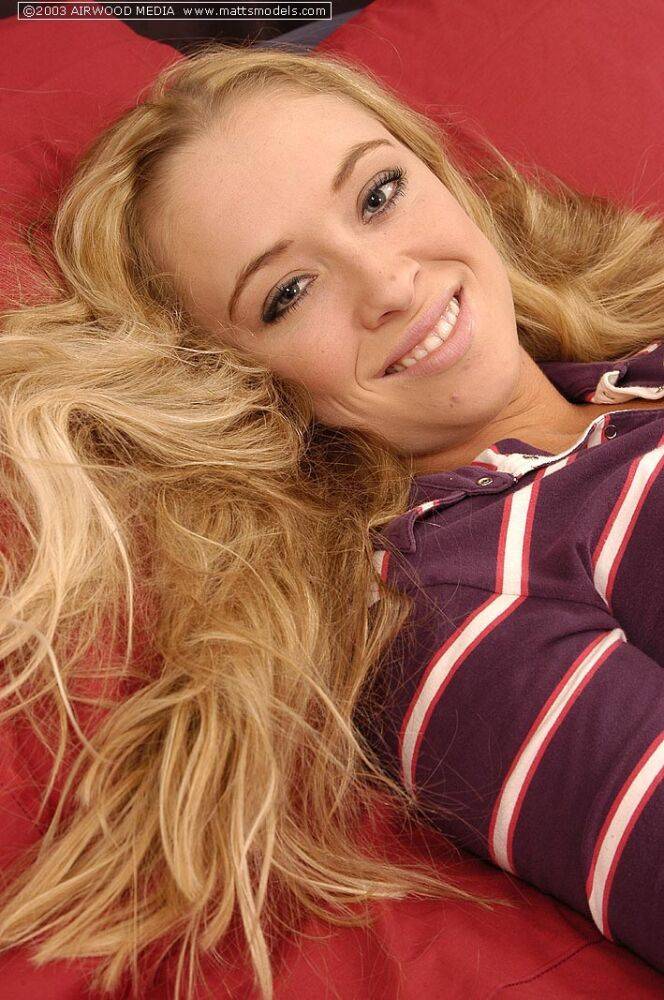 Blonde amateur Amber showcases her nice pussy after getting totally naked - #1