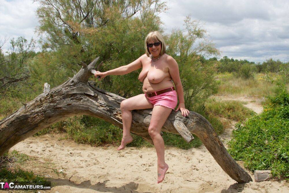 Fatty amateur mature slut Speedy Bee gets down and dirty in sand - #5