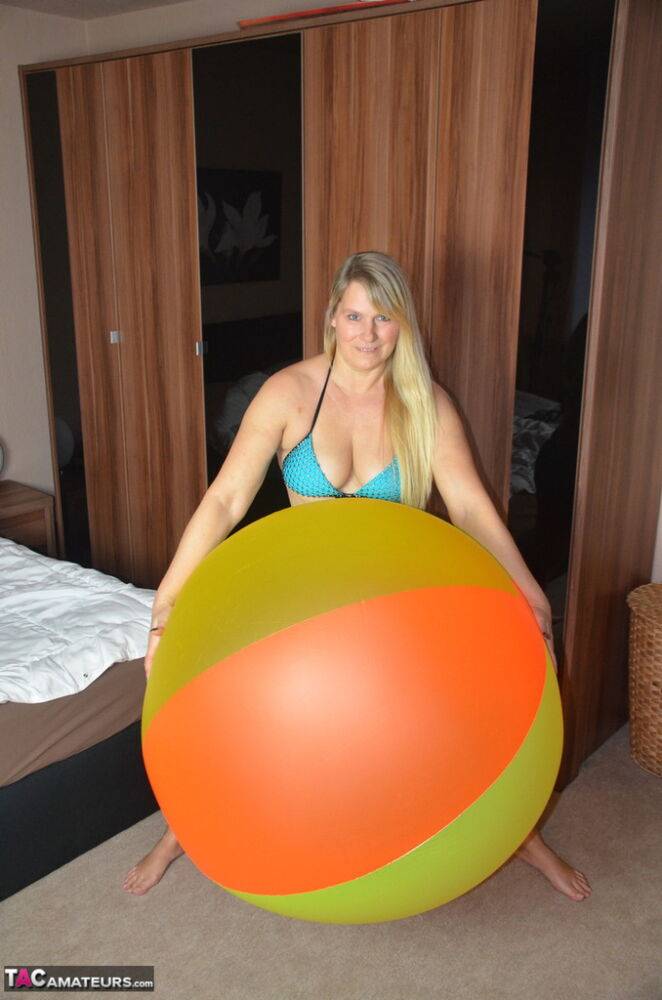 Hot mature Sweet Susi sprawls naked on her exercise ball showing big fatty ass - #7