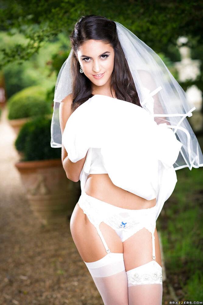 Newly married bride Carolina Abril posing outdoors in wedding dress | Photo: 1420746