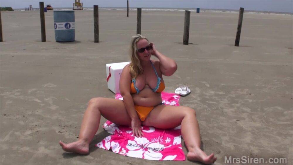 Amateur BBW Dee Siren frees big tits and huge ass from a bikini on the beach - #13