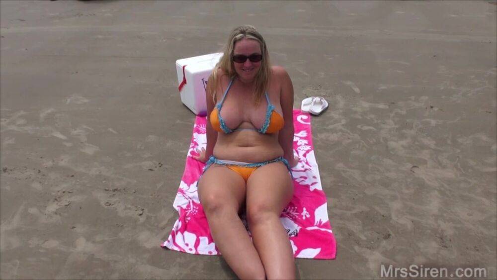 Amateur BBW Dee Siren frees big tits and huge ass from a bikini on the beach - #1