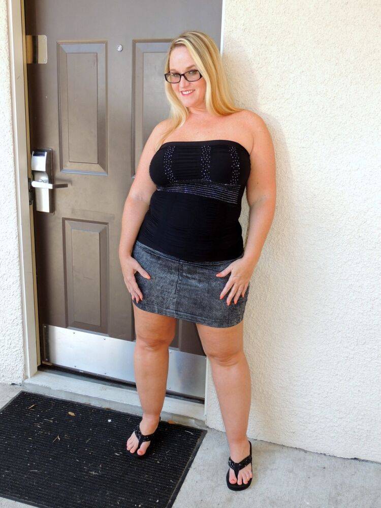 Busty blonde BBW Dee Siren concludes a fuck with jizz on her big butt - #15