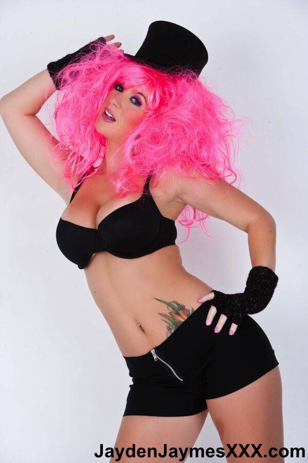 Solo model Jayden Jaymes bares he big tits and bald twat in a pink wig and hat - #10