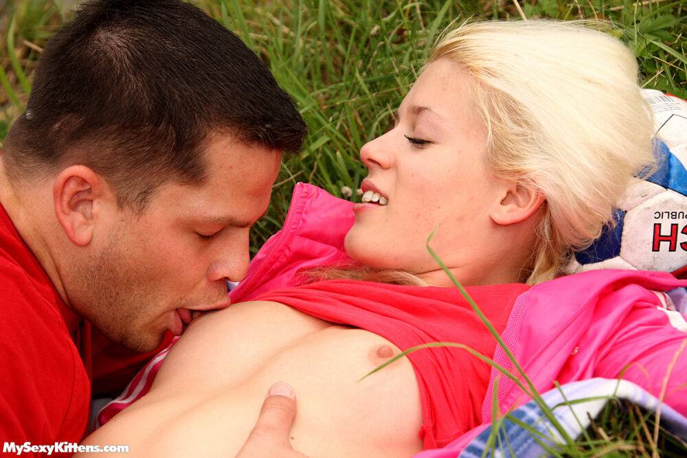 Young blonde and her boyfriend fuck on a blanket out among nature | Photo: 1970312