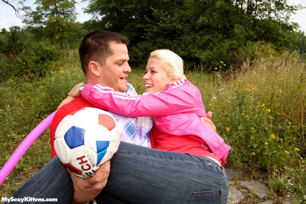 Young blonde and her boyfriend fuck on a blanket out among nature | Photo: 1970343