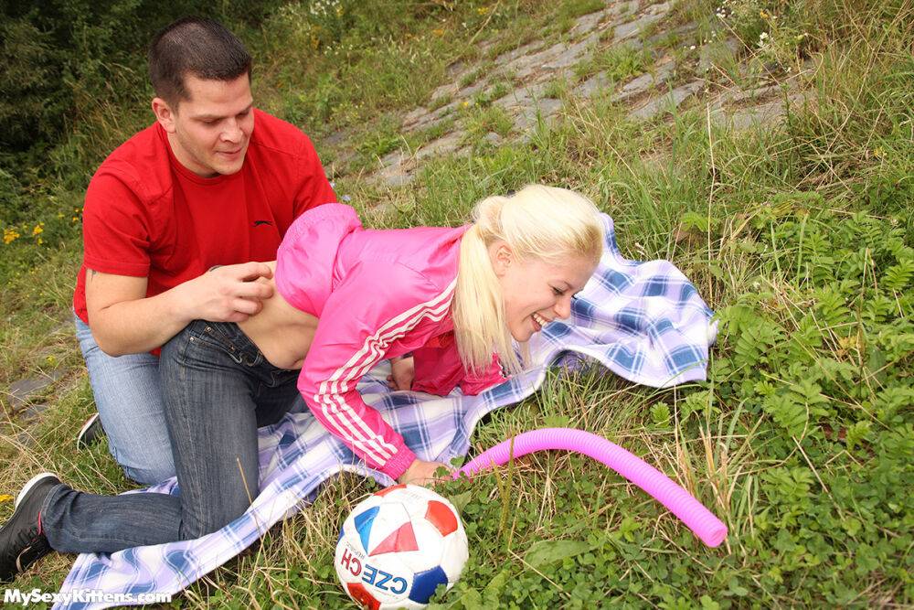 Young blonde and her boyfriend fuck on a blanket out among nature | Photo: 1970335