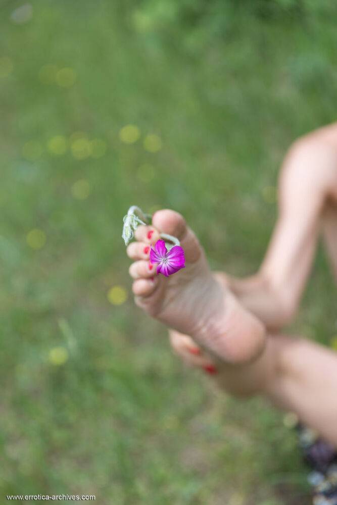 Flower girl Georgia spreads wide outdoors to put a bloom on her bald pussy - #14