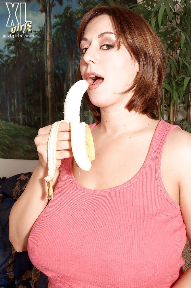 Chubby beauty Lexi Windsor playing with a banana topless but in tight jeans - #5