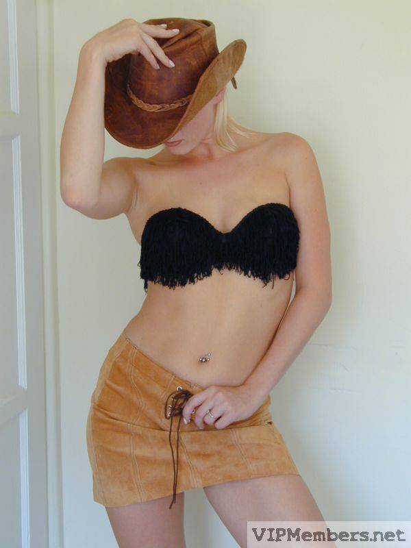 Sexy blonde makes her nude debut while wearing a suede cowboy hat - #2