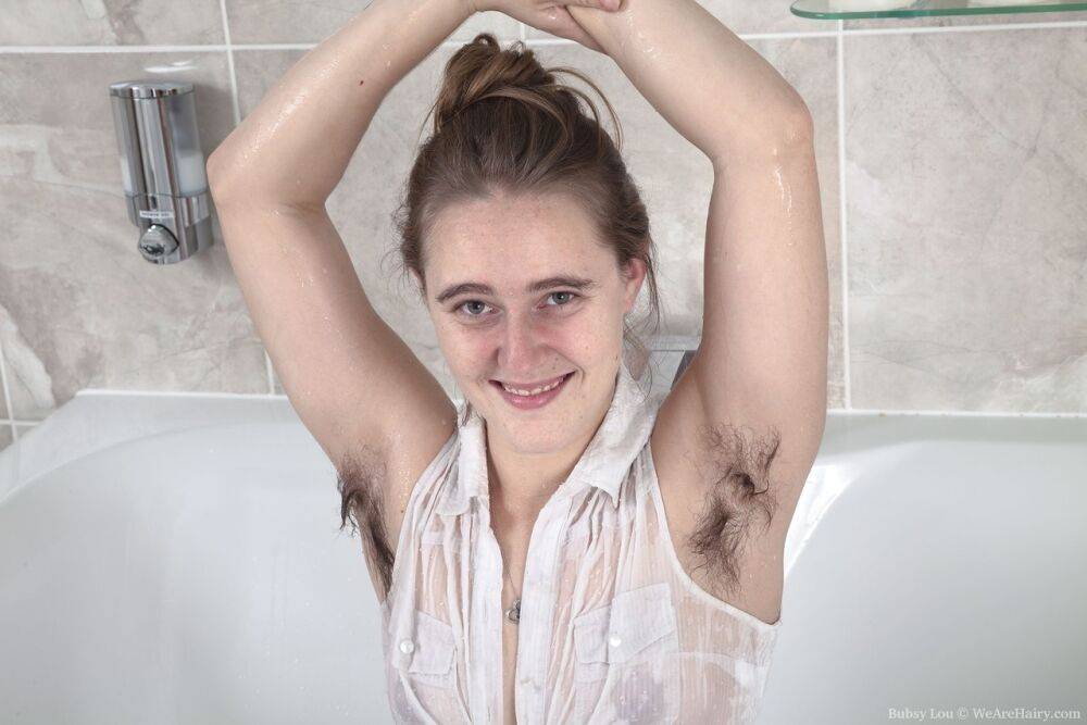 Amateur girl Bubsy Lou shows her furry underarms and push in a bathtub - #10