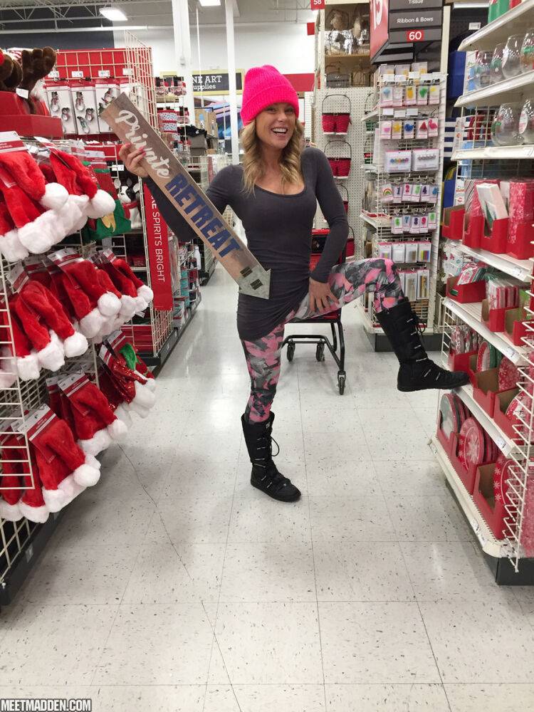 Amateur chick Meet Madden goes Christmas shopping topped in a pink toque - #14