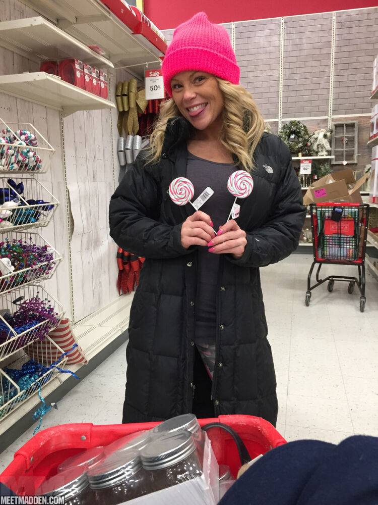 Amateur chick Meet Madden goes Christmas shopping topped in a pink toque - #8