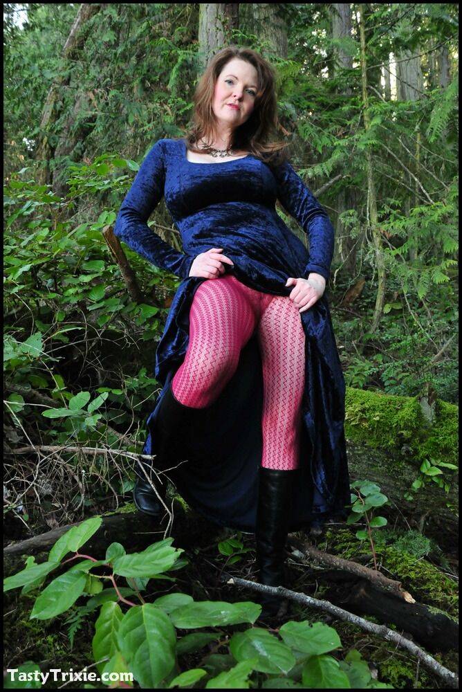 Mature woman Tasty Trixie heads into the woods to flash in a long velvet dress | Photo: 2475466