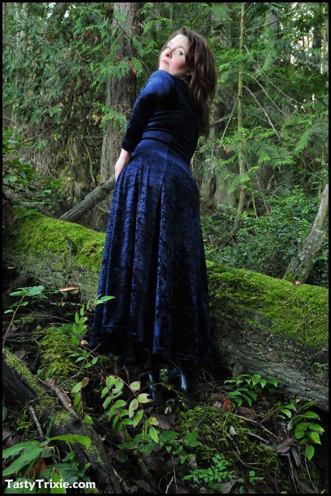 Mature woman Tasty Trixie heads into the woods to flash in a long velvet dress | Photo: 2475482