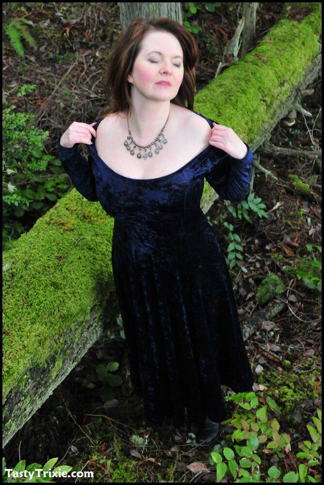 Mature woman Tasty Trixie heads into the woods to flash in a long velvet dress | Photo: 2475457