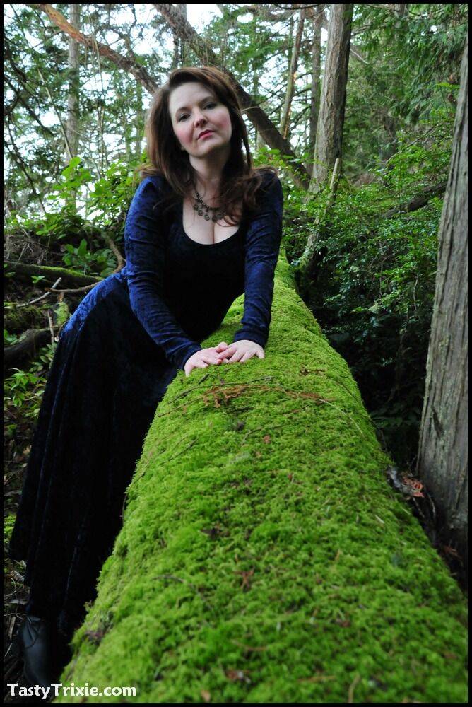 Mature woman Tasty Trixie heads into the woods to flash in a long velvet dress | Photo: 2475474