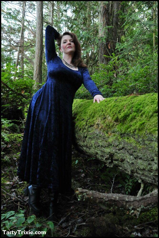 Mature woman Tasty Trixie heads into the woods to flash in a long velvet dress | Photo: 2475411