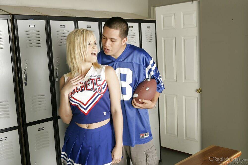 Hot ass cheerleader Alexis Texas gives a handjob and gets drilled hardcore - #5