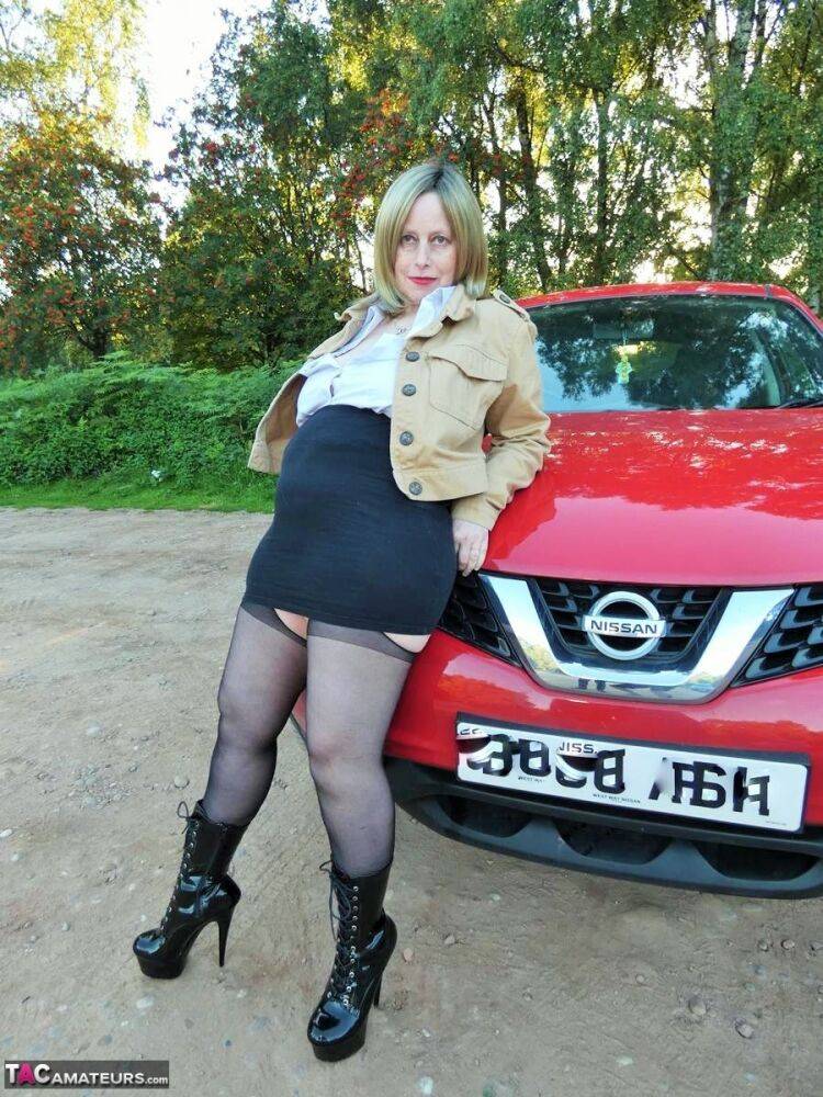 Mature amateur Posh Sophia bare her tits and twat after parking on a dirt road - #14