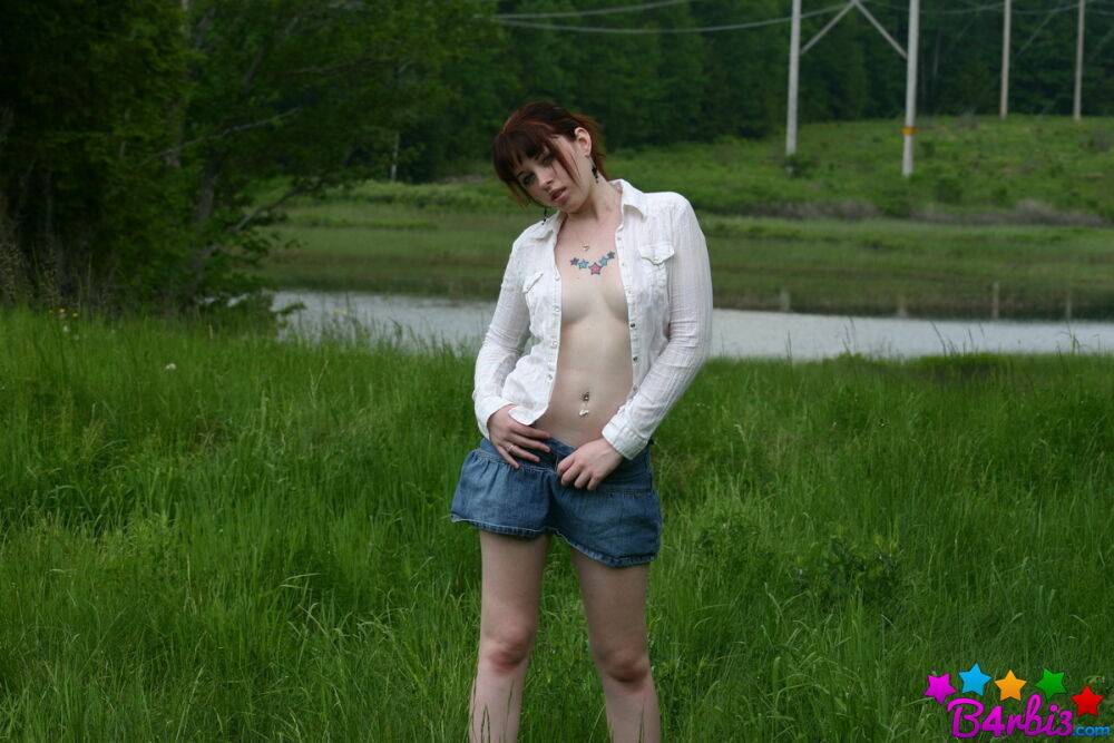 Cute young hottie B4rbi3 undressing to sun sweet small boobs in a field - #7