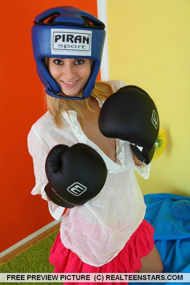 Teen amateur frees her pussy from a skirt & panties after removing boxing gear - #10