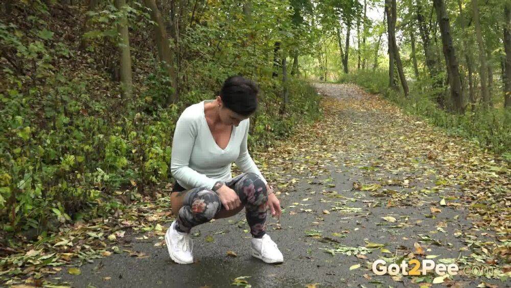 Female jogger Gabriellla Gucci pulls down her leggings for a pee in the woods - #12