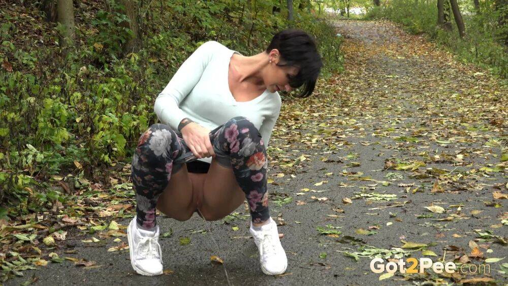 Female jogger Gabriellla Gucci pulls down her leggings for a pee in the woods - #13