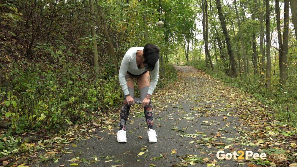 Female jogger Gabriellla Gucci pulls down her leggings for a pee in the woods - #5