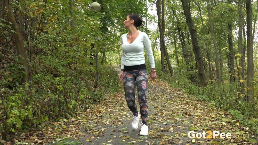 Female jogger Gabriellla Gucci pulls down her leggings for a pee in the woods - #3