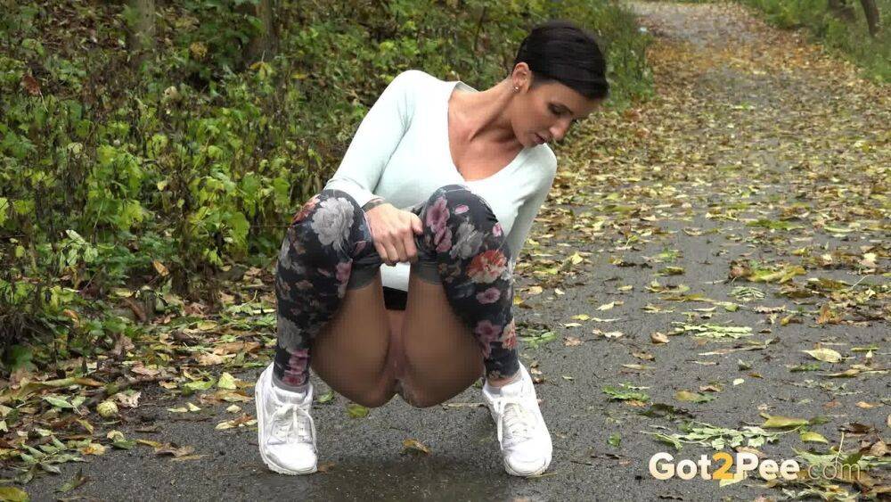 Female jogger Gabriellla Gucci pulls down her leggings for a pee in the woods - #8