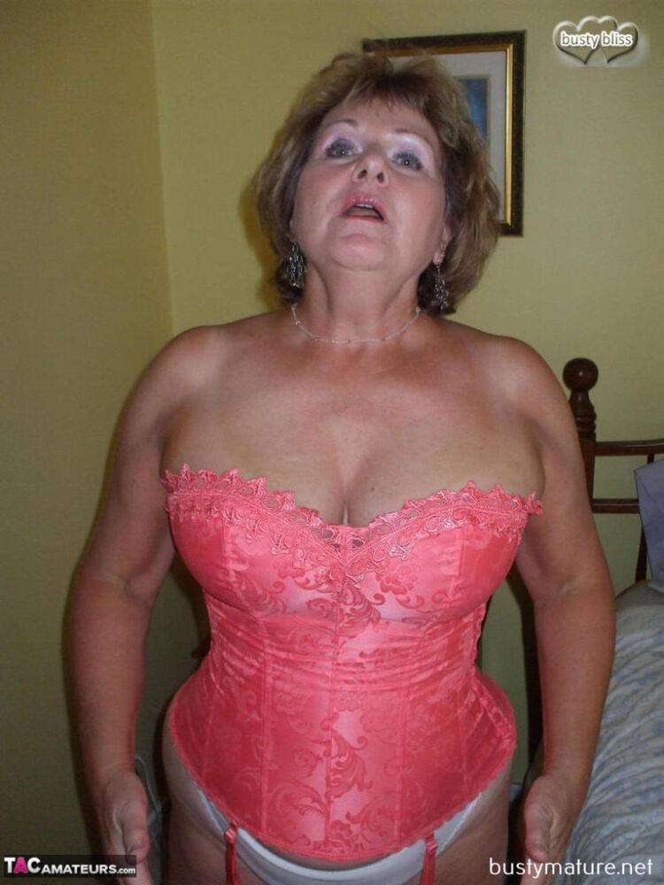 Older lady Busty Bliss frees her natural boobs from pink waist cincher - #9