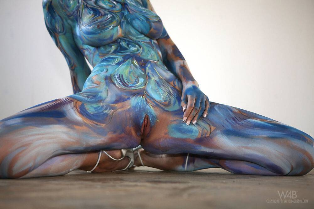 Solo model with nice tits models naked but covered in body paint - #1