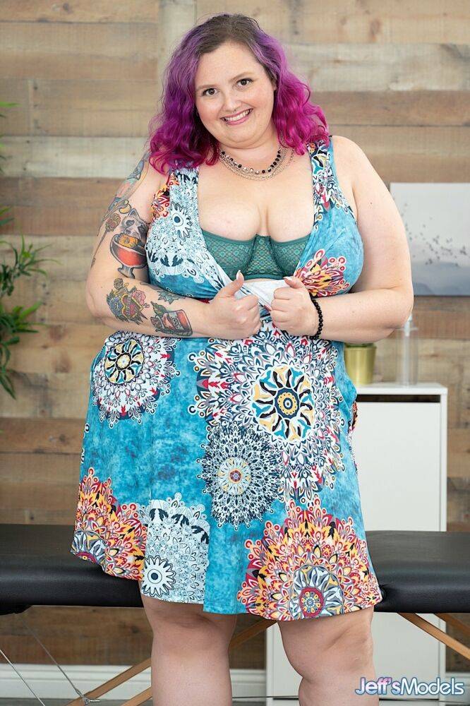 SSBBW Sara Star sports dyed hair while getting naked on a massage table - #9