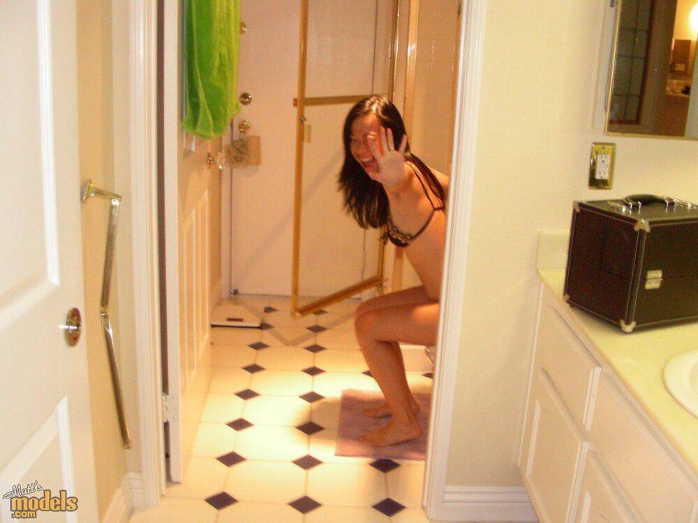 Asian amateur Niya Yu ends up totally naked after a series of candid shots - #15