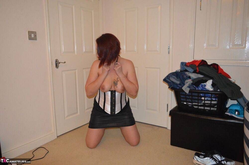 Amateur woman Sara Banks hikes up her leather skirt well in her bedroom - #8