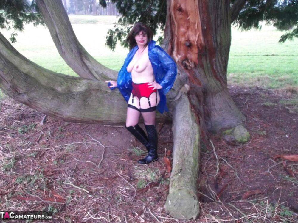 Mature amateur Barby Slut flashes while visiting a public park - #16