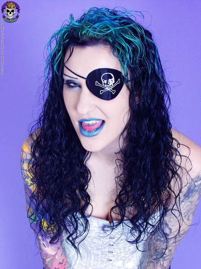 Gothic tattooed pirate girl smirks sexy - #7