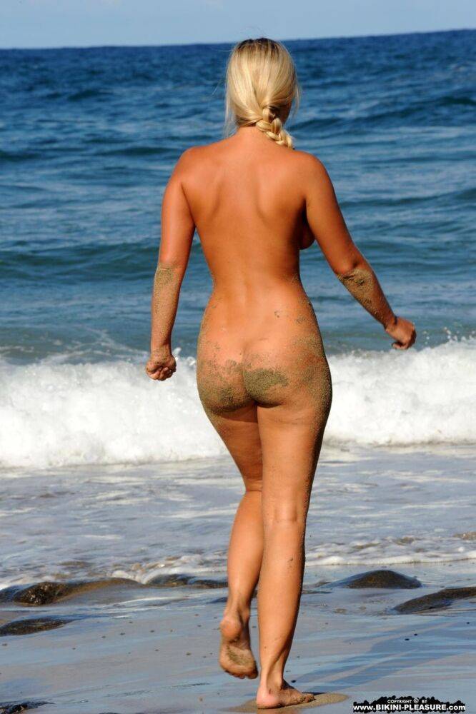 Hot blonde Marry Queen takes off her bikini to pose nude at the beach - #13