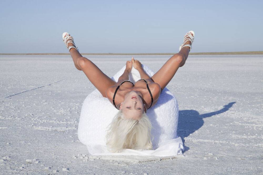 Hot blonde teen Nika N masturbates outdoors with the ground covered in snow - #5