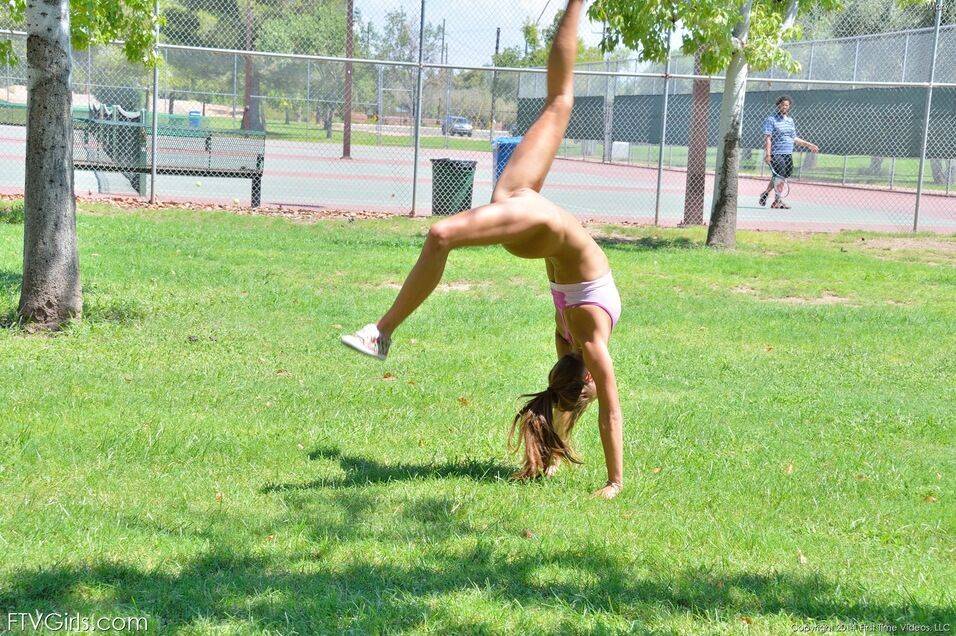 Fit blonde jogger in short shorts revealing wide open twat in public park - #14