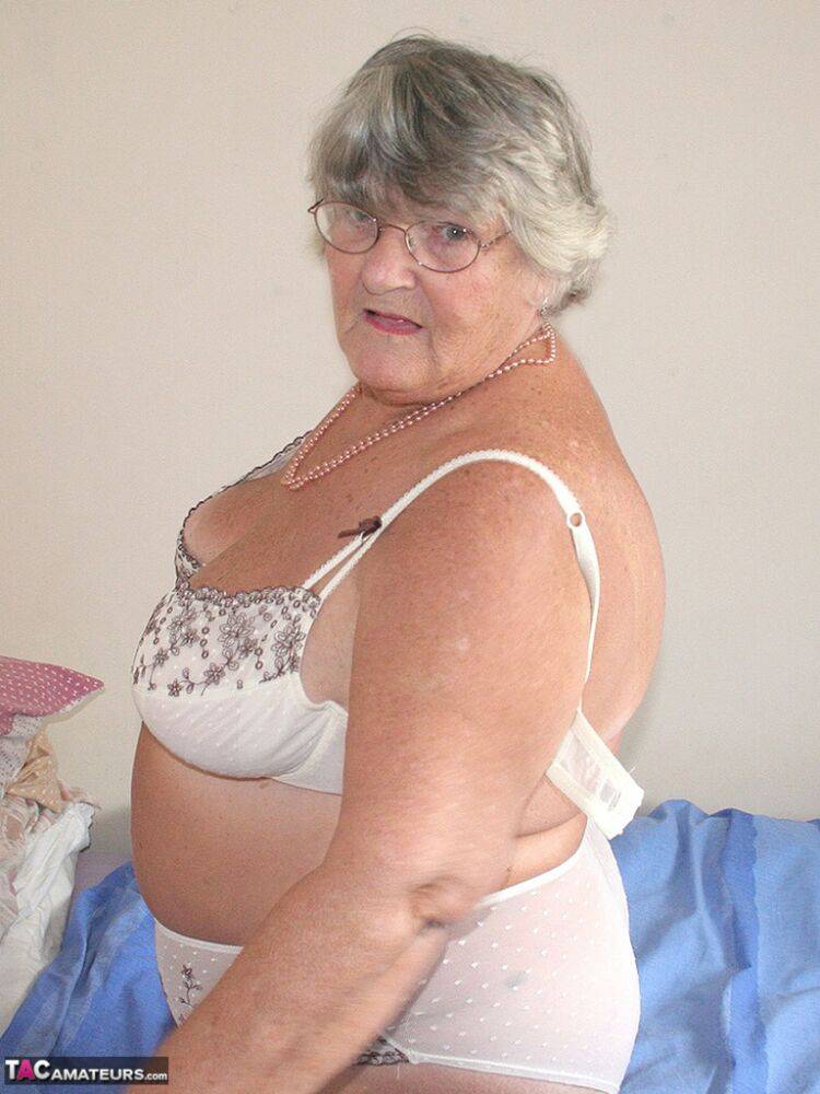 Old UK amateur Grandma Libby exposes her obese body before masturbating - #3